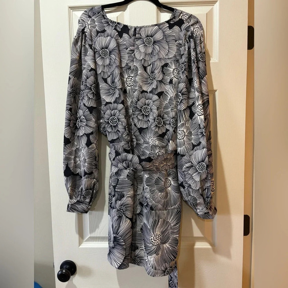 Express NWT Floral Long Sleeve Romper - Picture 3 of 5